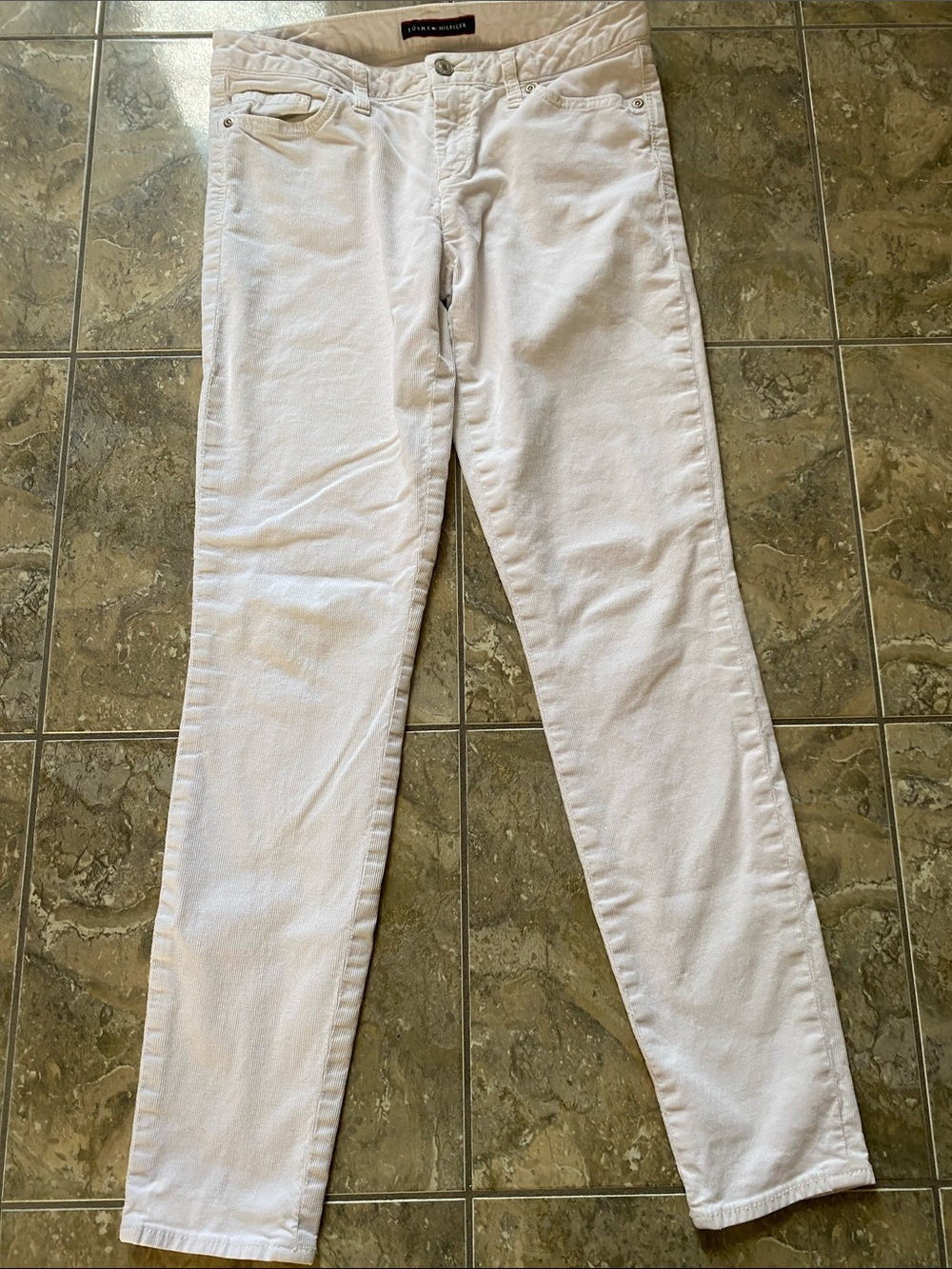 Tommy Hilfiger white skinny fine corduroy pants. Size 4 with 28” inseam.
🤍🤍🤍